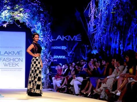 Sonakshi Sinha Walks The Ramp For Manish Malhotra Hindustan Times