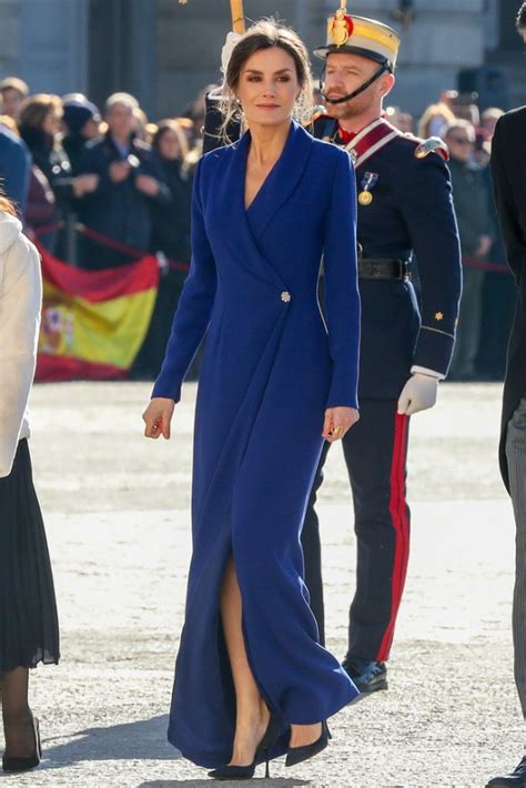 Reina Letizia Deslumbra Con Elegante Vestido Azul La Verdad Noticias