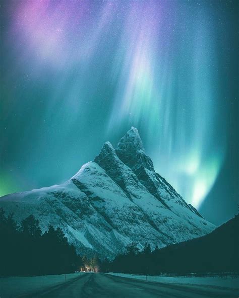 Snowy Mountains Under The Northern Lights Pics