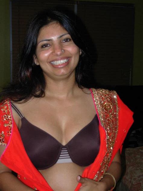 Pakistani House Wife Hot Sexy Boobs And Bra Show Spicy Pics Bolly Pisachi