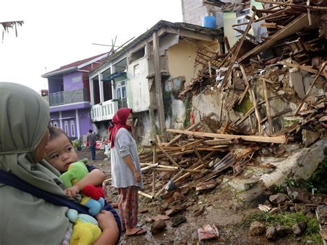 Indonesia Quake Death Toll Rises To 252 As More Bodies Found Npr