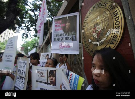 filipino protesters hold slogans as they call on the indonesian government to spare the life of