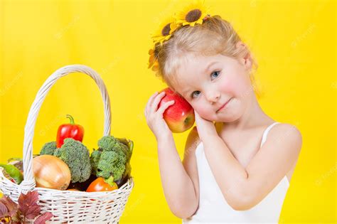 Hermosa Niña Feliz Con Cesta De Frutas Y Verduras Foto Premium