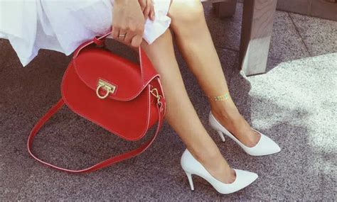 طرق ارتداء الأحذية البيضاء جمال المرأة
