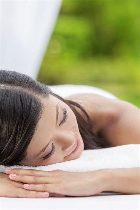 Massagem De Relaxamento Do Tratamento Da Pedra Dos Termas Da Saúde Da Mulher Imagem De Stock