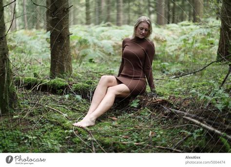 Junge Blonde Frau Sitzt Barfuß Auf Einem Umgefallenen Baumstamm Im