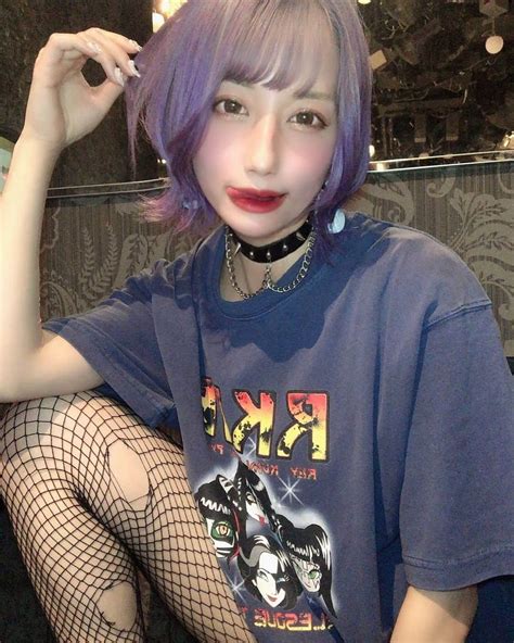 みつきさんのインスタグラム写真 みつきinstagram「 このイベントtシャツが可愛くて お気に入り💀🖤 それにチョーカー ︎網タイツが 合いすぎてロック🤘って感じ🚭 紙タバコ