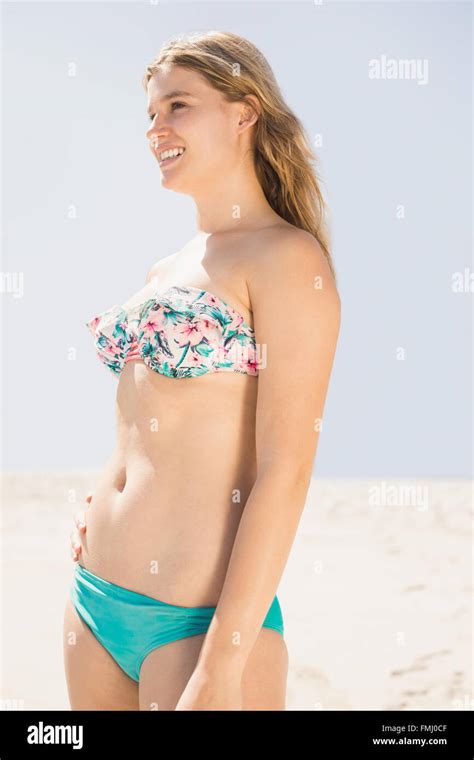 schöne frau im bikini stehen am strand stockfotografie alamy