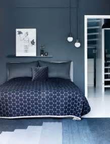 Blått soverom med blått sengeteppe, puter og gulvteppe. | Blå | Soverom
