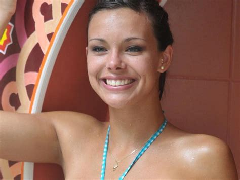 Marine Lorphelin joue à la naïade à la piscine ⋆ StarMag.com