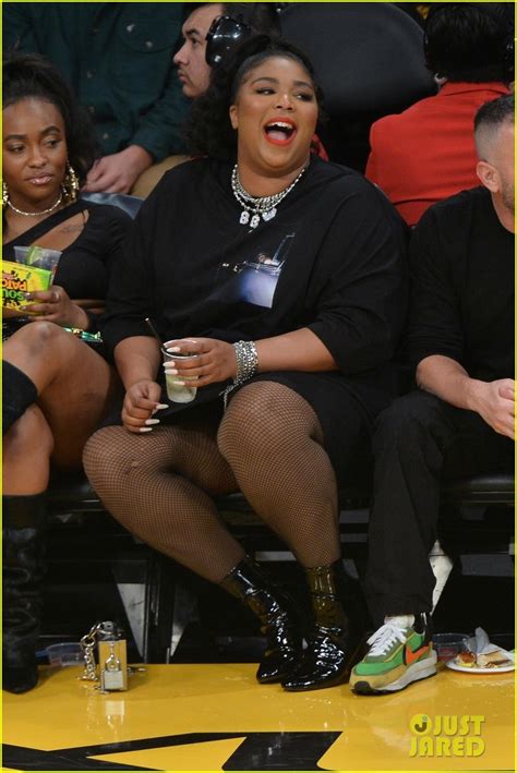Lizzo Bares Her Thong While Twerking At The Lakers Game Photo Lizzo Pictures Just
