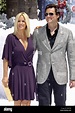 El actor estadounidense Jim Carrey (R) y su novia Jenny McCarthy ...