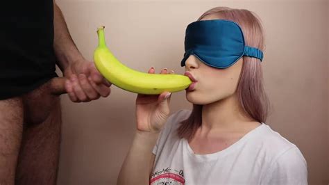 Сводная сестра с завязанными глазами угадывает фрукты порно секс анал