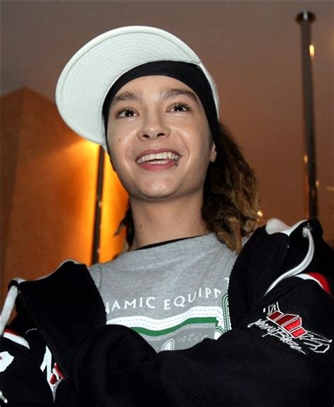 Composta por bill kaulitz(<3) que é o vocalista, pelo tom kaulitz, que é irmão gémeo do bill, e é guitarrista, pelo gustav schäfer, que é o baterista e por fim o georg listing o baixista da banda, feitas as apresentações vamos á história da. Tom Kaulitz, SOS 2005 | tokio hotel | Pinterest