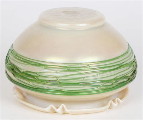 Palme König Art Nouveau Green Trailed Thread Design Iridescent Glass