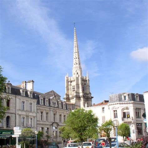 Au cœur d'une région pleine de richesses, c'est l'endroit idéal pour un séjour parsemé de. lucon - Château de l'Abbaye de Moreilles