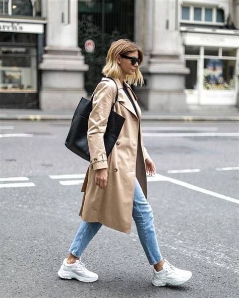 looks con los mejores abrigos livianos jeans y zapatillas ropa de moda look con deportivas