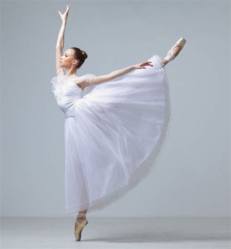 Traditional and custom pointe shoes and a great collection of. 12 Most Famous Modern Dancers We All Should Know About ...