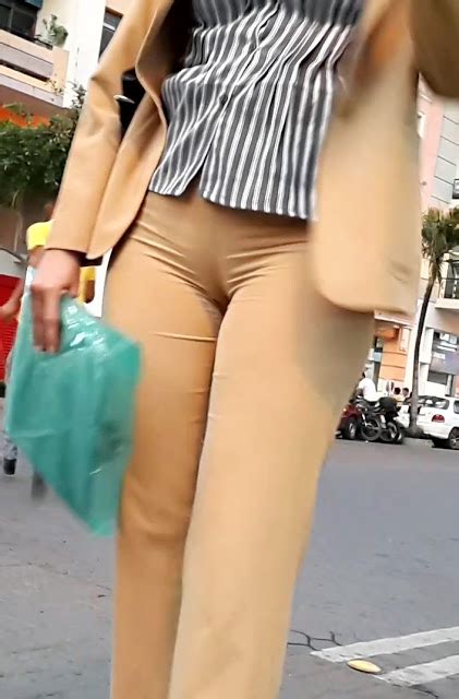 Mujeres Con Pantalones Apretados Marcando Cameltoe Mujeres Bellas En La Calle