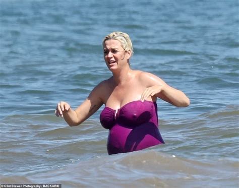 Pregnant Katy Perry Wears Fuchsia Swimsuit On Malibu Beach Daily Mail