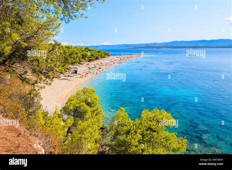 Blick Auf Den Wundersch Nen Strand Zlatni Rat In Bol Auf Der Insel Brac Kroatien Im Sommer