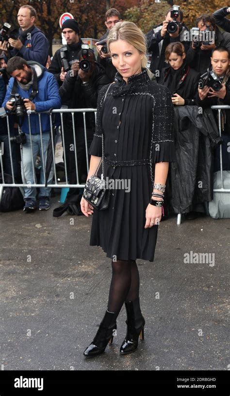 Annabelle Wallis Arrive Au Defile Chanel Lors De La Fashion Week De
