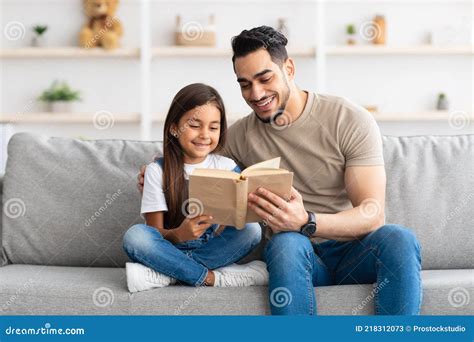 Padre E Hija Leyendo El Libro Pasando Tiempo Juntos En Casa Imagen De