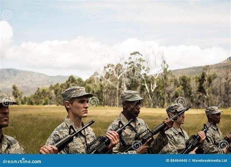 Gruppo Di Soldati Militari Che Stanno Con I Fucili Fotografia Stock