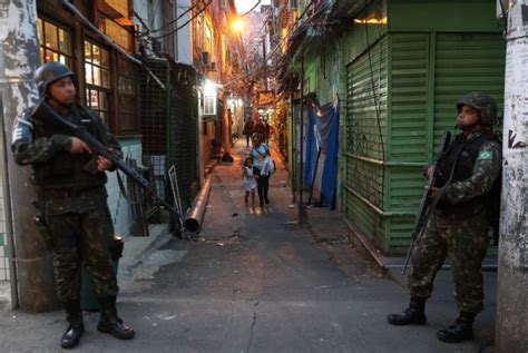 Kriegsszenen In Rio Militär Besetzt Favela Brasilien