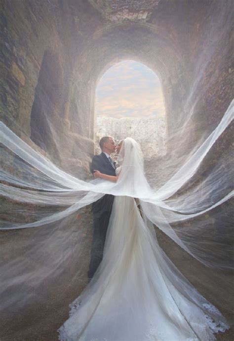 18 Romantic Wedding Photo Ideas To Take With Your Bridal Veil