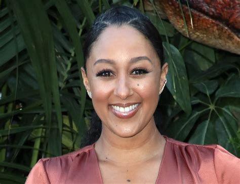 tamera mowry says she gets this essential t for all her pregnant friends and it s brilliant