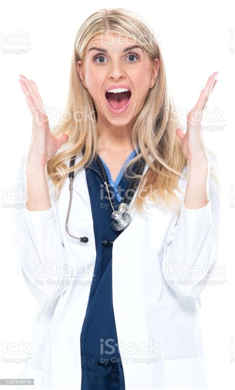 여성 의사는 실험실 코트 의사에 대한 스톡 사진 및 기타 이미지 의사 여자 의사 흰색 배경 Istock 6137 Hot
