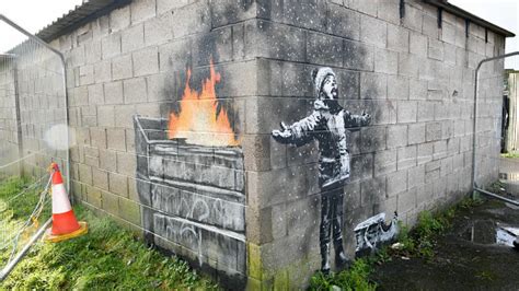 He keeps his identity a secret. Irritatie over kunstwerk Banksy op garage: 'Ik mis mijn ...