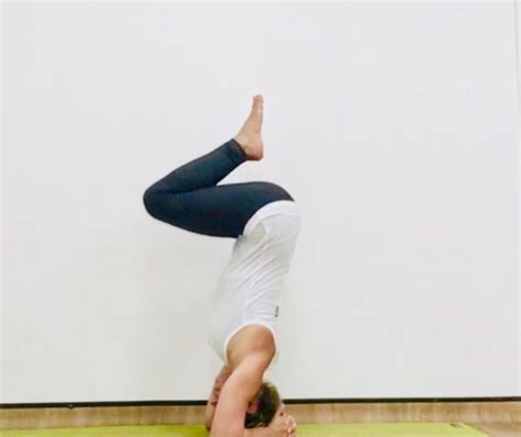 Learn To Headstand In 4 Simple Steps Climb And Yoga