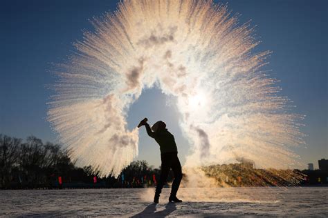 Arctic Blast Watch People Throwing Boiling Water Into Freezing Air Trendradars