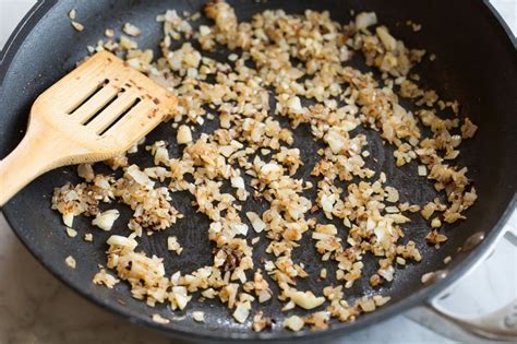 Cara membuat nasi goreng biasanya menggunakan nasi putih yang digoreng atau ditumis dengan minyak dalam wajan bersuhu tinggi. Resep Nasi Goreng Kecap Pedas yang Praktis, Cocok buat Sarapan