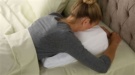 The mediflow website states that this waterbased technology improves a person's quality of sleep by reducing neck pain. Back Pain Relieving Wedge Pillow | DudeIWantThat.com