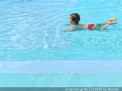 水のプールで泳いでいる人の写真・画像素材 1316606 Snapmart（スナップマート）