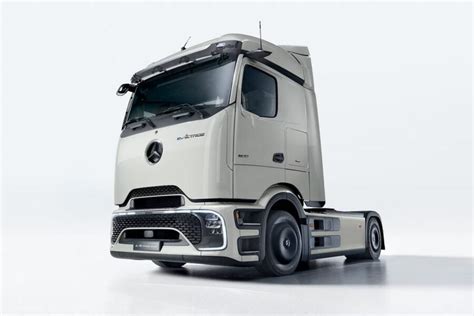 Mercedes Benz презентувала електричний сідловий тягач eActros 600 з
