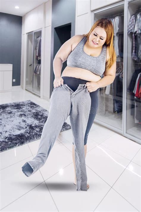 Mulher Obesa Tentando Usar Jeans Pequenos Imagem De Stock Imagem De Gordinho Hisp Nico