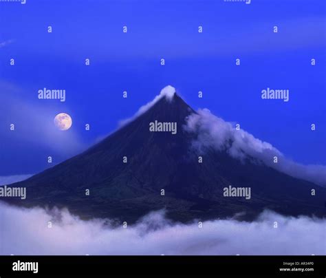 View At Mayon Volcano At Night Legazpi Luzon Philippines Asia Stock