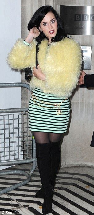 Katy Perry Turns Up The Heat In Fur Jacket Daily Mail Online