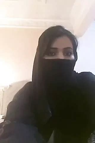 Muslimisches Mädchen das große Möpse zeigt xHamster