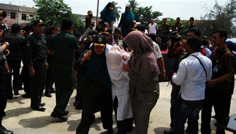 Langgar Hukum Syariah 17 Warga Aceh Dicambuk Foto