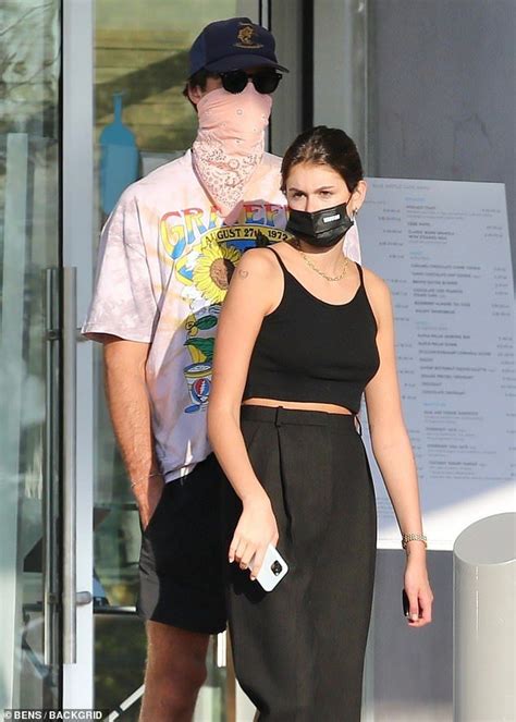 Kaia Gerber Flashes Toned Tummy On Lunch Outing With Jacob Elord Kaia Gerber Fashion Jacobs