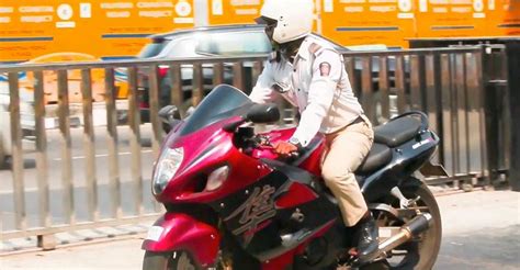 मुंबई पुलिस के अधिकारी ने सार्वजनिक सड़कों पर Suzuki Hayabusa सुपरबाइक