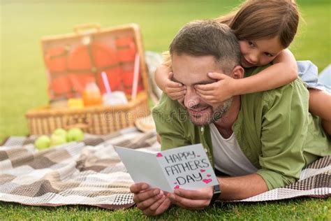 Linda Niña Que Cubre Los Ojos De Los Padres Mientras Saluda Y Le Da A