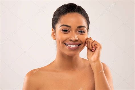 Alegre Feliz Sonriente Atractiva Desnuda Milenaria Afroamericana Mujer Tocando Su Mejilla Y