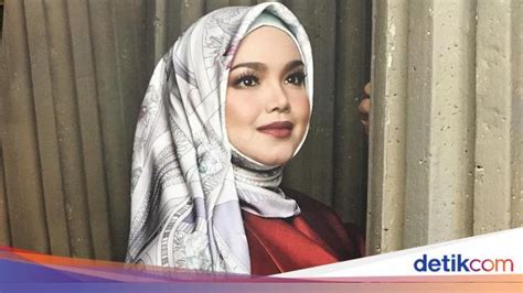 Foto Gaya Hijab Siti Nurhaliza Tetap Cantik Walau Sudah Punya Cucu