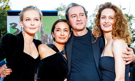 Последние фильмы «зулейха открывает глаза» (2019) и «черновик» (2019). "Кинотавр-2020": Юлия Пересильд, Константин Хабенский ...